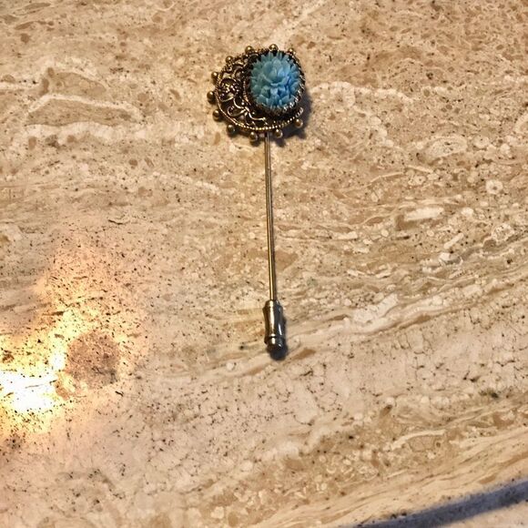 Stick pin gold tone carved turquoise color flower - Picture 2 of 3